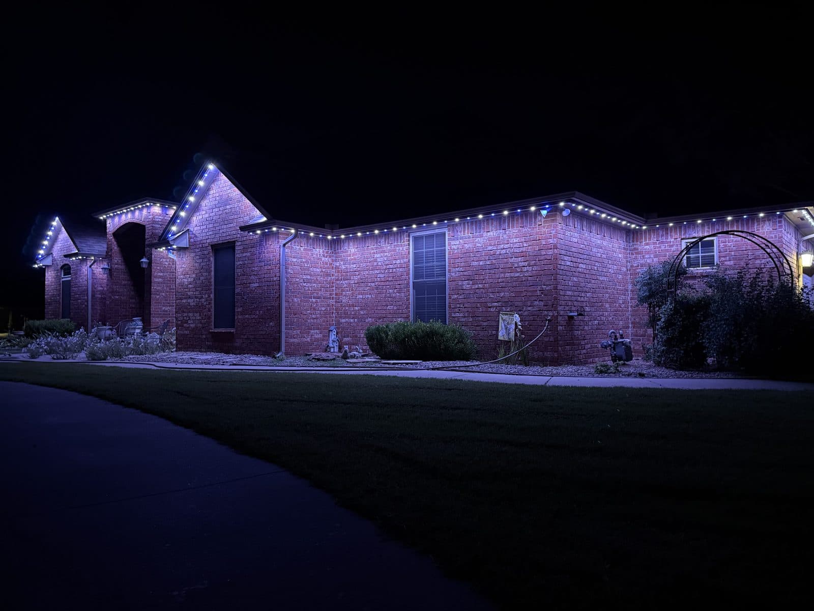 Brick ranch home in Crestwood, IL with cool white permanent roofline lighting