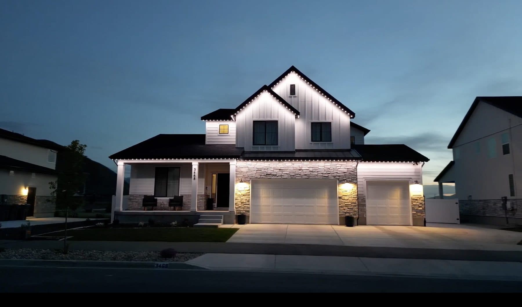 Farmhouse home with permanent architectural roofline lighting installed by TruLight Chicago
